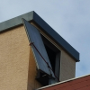 Stahltre droht vom Dach zu strzen