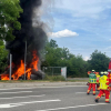 Zwei Fahrzeuge brennen nach Verkehrsunfall