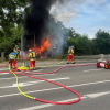 Zwei Fahrzeuge brennen nach Verkehrsunfall
