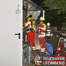 Wohncontainer brennt in voller Ausdehnung