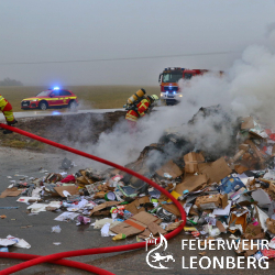 Altpapierladung auf M&uuml;llfahrzeug in Brand geraten
