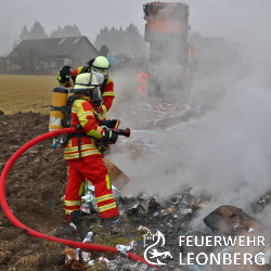 Altpapierladung auf M&uuml;llfahrzeug in Brand geraten