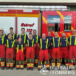 Leonberger Feuerwehr erfolgreich beim Leistungsabzeichen in Stuttgart-Stammheim

Am 11. Oktober 2025 stellten sich drei Gruppen der Feuerwehr Leonberg der Herausforderung des Feuerwehr-Leistungsabzeichens Baden-Württemberg  mit großem Erfolg.
Die Abnahme fand auf dem Gelände der Freiwilligen Feuerwehr Stuttgart-Stammheim statt. Insgesamt nahmen 21 Gruppen aus verschiedenen Feuerwehren der Region an der Prüfung teil.
Während zwei Leonberger Gruppen das Leistungsabzeichen in Bronze errangen, meisterte eine weitere Gruppe die deutlich anspruchsvollere Prüfung zum Leistungsabzeichen in Gold.

Das Leistungsabzeichen dient nicht nur der Überprüfung von Können und Einsatzroutine, sondern auch der Förderung von Teamarbeit, Koordination und technischem Verständnis. Unter den wachsamen Augen der Schiedsrichter mussten die Leonberger Feuerwehrangehörigen verschiedene Übungen aus dem realen Einsatzgeschehen absolvieren.

Für die Bronze-Gruppen stand ein Löschangriff mit Menschenrettung über tragbare Leitern auf dem Programm. Hier kommt es auf jeden Handgriff an  vom schnellen Aufbau der Wasserversorgung über den gezielten Einsatz der Strahlrohre bis hin zur sicheren Menschenrettung. Alles musste präzise, sicher und innerhalb einer festgelegten Zeit ausgeführt werden.

Die Gold-Gruppe hatte eine noch anspruchsvollere Aufgabe zu bewältigen. Neben dem Löschangriff und einer technischen Hilfeleistungsübung standen auch theoretische Fragen, Fahrzeug- und Gerätekunde sowie die Organisation eines Einsatzes auf dem Prüfstand. Diese Prüfung verlangt nicht nur körperliche Fitness, sondern auch umfangreiches Fachwissen und eine reibungslose Zusammenarbeit im Team.

In den Wochen vor der Abnahme wurde intensiv trainiert  mehrmals wöchentlich auf dem Übungsplatz der Feuerwehr Leonberg. Dabei standen vor allem Teamabstimmung, präzise Abläufe und sicheres Arbeiten unter Zeitdruck im Mittelpunkt. Die engagierte Vorbereitung zahlte sich aus: Alle drei Gruppen konnten ihre Übungen erfolgreich und innerhalb der vorgegebenen Zeiten absolvieren.

Am Ende konnten die Leonberger Feuerwehrangehörigen stolz ihre Abzeichen entgegennehmen.
Mit der erfolgreichen Teilnahme bewiesen sie einmal mehr ihre hohe Einsatzbereitschaft, ihr Fachkönnen und ihren starken Zusammenhalt  Werte, die im Feuerwehrdienst von unschätzbarem Wert sind.

Die Feuerwehr Leonberg gratuliert allen Teilnehmerinnen und Teilnehmern herzlich zu dieser großartigen Leistung!