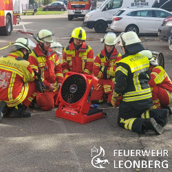 Sieben intensive Tage, 18 motivierte Teilnehmende und eine gemeinsame Mission: In Leonberg ist der aktuelle Truppmann-1-Lehrgang zu Ende gegangen. Mit dabei waren Feuerwehranwärterinnen und -anwärter aus Gärtringen, Ehningen, Weil der Stadt, Rutesheim, Renningen und Leonberg.

Der Truppmann-1-Lehrgang bildet die Grundlage für den aktiven Dienst in den Freiwilligen Feuerwehren Baden-Württembergs und wird landkreisweit organisiert. Am Ausbildungsstandort Leonberg standen kompakt Theorie und Praxis auf dem Programm. Behandelt wurden u. a. Rechtsgrundlagen, Brandbekämpfung, technische Hilfeleistung und Erste Hilfe  Inhalte, die schon frühere Jahrgänge prägten und den Einstieg in den Feuerwehralltag sichern.

Zum Abschluss absolvierten die Teilnehmenden eine Kombination aus schriftlicher Prüfung, praktischen Stationen und einer Abschlussübung. Dabei zeigten sie sich sicher in Schlauchmanagement, Gerätekunde sowie dem koordinierten Vorgehen im Lösch- und Hilfeleistungseinsatz.

Mit dem bestandenen Truppmann 1 ist der erste wichtige Schritt getan. In den kommenden Monaten vertiefen die Absolventinnen und Absolventen das Gelernte in ihren Heimatwehren und bauen es typischerweise in weiterführenden Modulen wie Truppmann 2, Sprechfunker- und Atemschutzlehrgang aus. So werden die Feuerwehren in Gärtringen, Ehningen, Weil der Stadt, Rutesheim, Renningen und Leonberg künftig durch frischen Nachwuchs verstärkt.

Wir wünschen allen Absolventinnen und Absolventen viel Erfolg und stets eine gesunde Heimkehr von Übungen und Einsätzen.