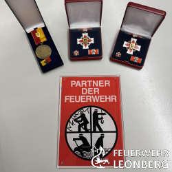 Kommandant Wolfgang Zimmermann er&ouml;ffnete in diesem Jahr den zehnten Ehrenabend der Freiwilligen Feuerwehr Leonberg. Dieser stand erneut unter dem Motte "Ehre wem Ehre geb&uuml;hrt!". Bei dieser besonderen Veranstaltung werden Feuerwehrmitglieder und F&ouml;rderer der Feuerwehr Leonberg f&uuml;r ihre langj&auml;hrige Mitgliedschaft und f&uuml;r ihr herausragendes Engagement geehrt.

Der musikalischen Rahmen in diesem Jahr wurde durch die Gruppe Timo Becker & Friends gestaltet. Die St&uuml;cke, welche eigens f&uuml;r die Feuerwehr komponiert wurden, und in der neuen Staffel von "Flames" zu h&ouml;ren sein werden kamen beim Fachpublikum &auml;u&szlig;erst gut an.

Nachdem die Laudatoren die Einzelleistungen der Geehrten gew&uuml;rdigt hatten, konnte die Feuerwehrwehrf&uuml;hrung, der neue Kreisbrandmeister Martin Amler und der stellvertretende Vorsitzende des Kreisfeuerwehrverbandes J&uuml;rgen St&auml;bler folgende Ehrungen vornehmen:
- Ehrung Bundesvereinigung Deutscher Musikverb&auml;nde e.V.
- Ehrenzeichen in Bronze und Silber des Landes Baden-W&uuml;rttemberg f&uuml;r 15 und 25 Jahre aktiver Einsatzdienst,
- Deutsches Feuerwehrehrenkreuz in Bronze,
- Ehrenmedaille in Silber des Landesfeuerwehrverbandes Baden-W&uuml;rttemberg,
- Ehrenmedaillen in Bronze, Silber und Gold des Kreisfeuerwehrverbandes B&ouml;blingen,
- Ehrenzeichen der Freiwilligen Feuerwehr Leonberg f&uuml;r 30-, 40-, 50- und sogar 70-j&auml;hrige Mitgliedschaft.

Die Auszeichnung "Partner der Feuerwehr" erhielt in diesem Jahr der Birkenhof - Familie Gommel und Armin Schneider Getr&auml;nkehandel.

In seinem letzten Gru&szlig;wort bedankte sich der scheidende Oberb&uuml;rgermeister Cohn bei den Feuerwehrmitgliedern f&uuml;r ihren unerm&uuml;dlichen Einsatz f&uuml;r die B&uuml;rgerinnen und B&uuml;rger der Stadt Leonberg; rund um die Uhr und an 365 Tagen im Jahr.

Die abschlie&szlig;ende Ehrung ging an die Partnerinnen und Partner der Feuerwehrleute. Mit einer kleinen Aufmerksamkeit bedankte sich die Feuerwehrf&uuml;hrung f&uuml;r die wichtige Unterst&uuml;tzung und das aufgebrachte Verst&auml;ndnis.

Mit leckeren H&auml;ppchen, k&uuml;hlen Getr&auml;nken und guten Gespr&auml;chen lie&szlig;en die Geehrten und ihre G&auml;ste den gelungenen Abend ausklingen.