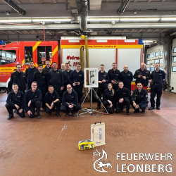 Am Samstag, dem 21.03.2026, fand in der Feuerwache Leonberg ein T&uuml;r&ouml;ffnungsseminar f&uuml;r Kameradinnen und Kameraden aller Abteilungen der Freiwilligen Feuerwehr Leonberg statt.

Unter der Leitung des Ausbildungsleiters Frank H&uuml;sch wurden im theoretischen Teil zun&auml;chst die rechtlichen Grundlagen der technischen Hilfeleistung behandelt. Dabei wurden insbesondere die relevanten Inhalte der Brandschutzgesetze der L&auml;nder, sowie des Feuerwehrgesetzes erl&auml;utert. Ein Schwerpunkt lag auf der Frage, unter welchen Voraussetzungen die Feuerwehr t&auml;tig wird und welche weitreichenden Befugnisse ihr im Einsatzfall zustehen.

Dar&uuml;ber hinaus erhielten die Teilnehmer einen Einblick in die verschiedenen Schlossarten sowie deren mechanischen Aufbau und Funktionsweise. Dieses Wissen bildet die Grundlage f&uuml;r ein zielgerichtetes und m&ouml;glichst schonendes Vorgehen bei T&uuml;r&ouml;ffnungen.

Am Nachmittag folgte der praktische Teil des Seminars. An mehreren Stationen konnten die Teilnehmer unterschiedliche &Ouml;ffnungstechniken selbst ausprobieren und vertiefen. Besonders im Fokus standen dabei Methoden der zerst&ouml;rungsfreien sowie zerst&ouml;rungsarmen T&uuml;r&ouml;ffnung. Aber auch der gezielte Einsatz von Techniken zur Zerst&ouml;rung des Schlie&szlig;zylinders - als letzte M&ouml;glichkeit - wurde ge&uuml;bt.

Die im Seminar vermittelten Kenntnisse und F&auml;higkeiten sind von gro&szlig;er Bedeutung f&uuml;r den Einsatzalltag. Insbesondere bei Notf&auml;llen, bei denen sich hilfsbed&uuml;rftige Personen hinter verschlossenen T&uuml;ren befinden, ist ein schnelles und professionelles Vorgehen entscheidend. In solchen Situationen wird die Feuerwehr h&auml;ufig vom Rettungsdienst oder der Polizei zur Unterst&uuml;tzung bei Notfallt&uuml;r&ouml;ffnungen hinzugezogen.
