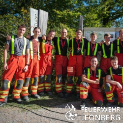 Bei bestem Sonntagswetter traten sechs Zweierteams der Feuerwehr Leonberg zum Wettkampf an: 700 Meter Laufstrecke und 174 Stufen bis zum Sch&ouml;nbuchturm, komplett in Einsatzkleidung und mit Atemschutzflasche.

92 Teams gingen am Naturfreundehaus im 20‑Sekundentakt an den Start. Mit den Platzierungen 22, 35, 37, 57, 60 und 75 zeigte die Feuerwehr Leonberg eine starke Pr&auml;senz im Feld.

Die Stimmung war hervorragend � &uuml;ber 300 Teilnehmende aus zahlreichen Wehren sorgten f&uuml;r ein beeindruckendes Event. Unsere Kameradinnen und Kameraden freuen sich schon jetzt auf die Teilnahme im kommenden Jahr, gerne auch in weiteren Kategorien wie der Jugendfeuerwehr oder ohne Atemschutzflasche.
